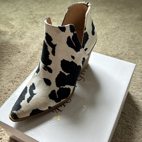 Black n white cow heels - Picture 5 of 7